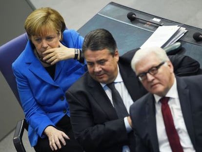 La canciller Angela Merkel, con los ministros socialdemócratas de Economía, Sigmar Gabriel, y de Asuntos Exteriores, Frank-Walter Steinmeier, en noviembre de 2014.