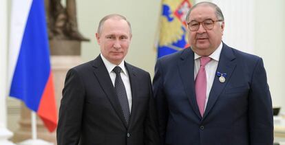 Vladimir Putin posa con el fundador de USM Holdings Alisher Usmanov, en una imagen de archivo.