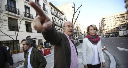 Esperanza Aguirre, con el concejal Pedro Corral, en la calle de Santa Engracia.