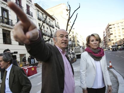 Esperanza Aguirre, con el concejal Pedro Corral, en la calle de Santa Engracia. 