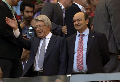 Los presidentes del Atlético de Madrid y del Sevilla, Enrique Cerezo (i) y José Castro (d), minutos previos al inicio del partido.