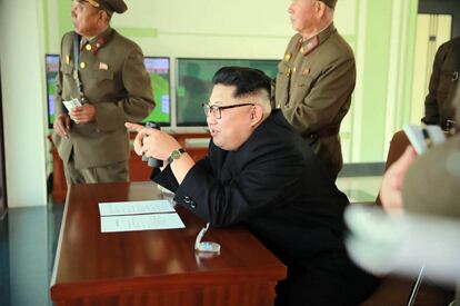 Kim Jong-un inspecciona un batallón de operaciones especiales bajo la Unidad 525 del Ejército Popular Coreano en un lugar no revelado. Fotografía sin fecha publicada por la KCNA el 4 de noviembre de 2016.