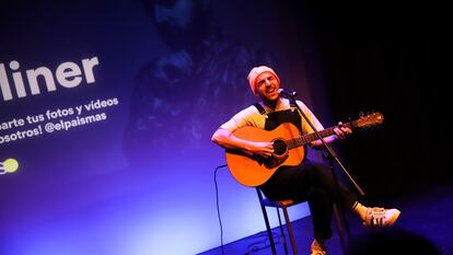 El músico Nil Moliner canta en un encuentro con suscriptores de EL PAÍS en los Teatros Luchana de Madrid.