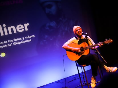 El músico Nil Moliner canta en un encuentro con suscriptores de EL PAÍS en los Teatros Luchana de Madrid.