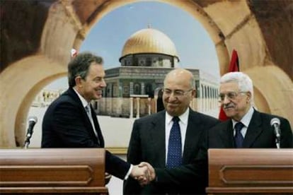 Blair y Abbas estrechan sus manos en Ramala, en presencia del ministro de Exteriores palestino Nabil Shaath.