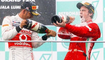 Alonso celebra su victoria junto a Lewis Hamilton