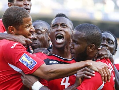 En el centro, Sheldon Bateau, de Trinidad y Tobago, celebra su gol ante Guatemala.