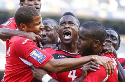 En el centro, Sheldon Bateau, de Trinidad y Tobago, celebra su gol ante Guatemala.