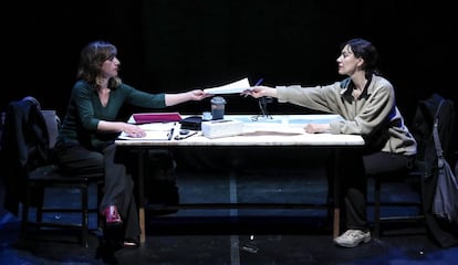 Representación de 'Al otro lado. Hambre, papel, tijera' con Natalia Díaz y Laura Aparicio.