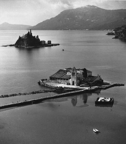 Pondikonisi, en las islas Jónicas, vista desde Kanoni, Corfú (1937).