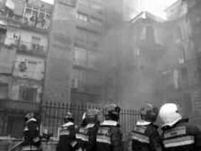 B 38672 - 10/12/2000 - Color - Incendio en la calle Alí-Bey de Barcelona - Foto : Jordi Roviralta -