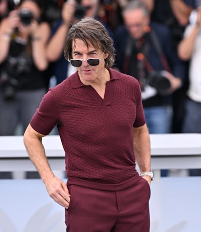 Tom Cruise llegó este miércoles a Cannes para presentar su película 'Mission: Impossible-The Final Reckoning'. El actor y productor eligió un estilismo monocolor burdeos y no abandonó sus gafas de aviador.