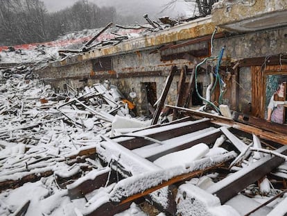 Ruinas del hotel Rigopiano cuando se cumple un año de la tragedia.