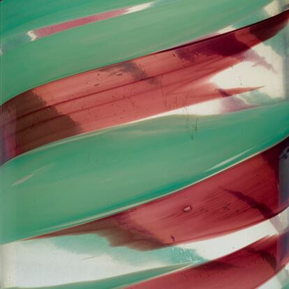 A detail of the vase that highlights the “brushstrokes” made with opaque glass during the process of blowing the piece.