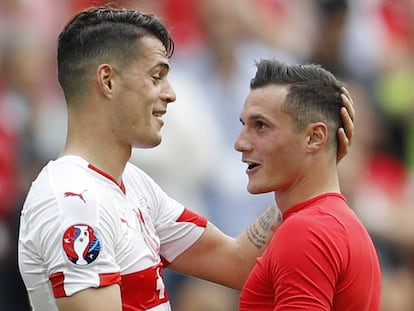 Granit (i) y Taulant Xhaka se saludan tras el Suiza-Albania.