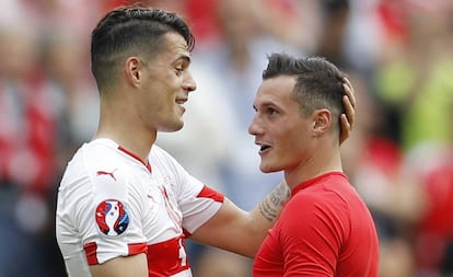 Granit (i) y Taulant Xhaka se saludan tras el Suiza-Albania.