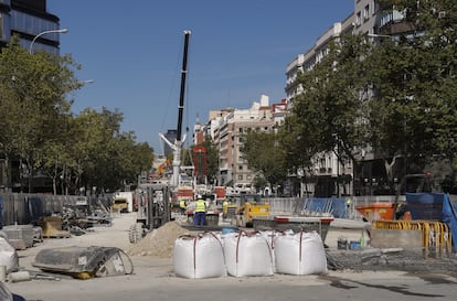 Obras en el entorno del viaducto de Joaquín Costa con motivo de la reapertura de la calle Príncipe de Vergara con Francisco Silvela.