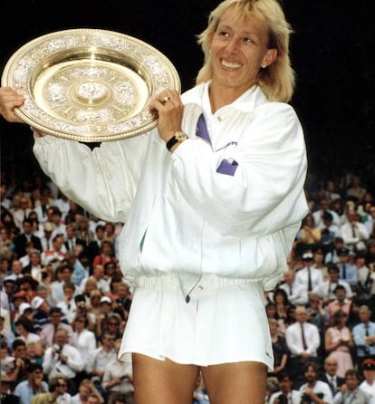 Martina Navratilova (Praga, 59 años), que ha ganado 18 Grand Slam y es considerada una de las mejores tenistas de la historia, esperó a conseguir la nacionalidad estadounidense para anunciar su homosexualidad. Navratilova ha confesado que hasta que no cumplió 18 años no fue consciente de su atracción sexual hacia las mujeres. En 1983 inició una relación con Judy Nelson que duró ocho años y acabó en los juzgados por una cuestión de dinero (le reclamaba a la tenista 6,5 millones de euros). Tras esta turbulenta experiencia, en 2014 se casó con la ex modelo rusa Julia Lemigova. “Tengo 58 años, y me he casado por primera vez. Ya era hora, ¿no?”, declaró la tenista nada más pasar por el altar.