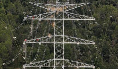 Construcción de una línea de muy alta tensión en Girona.