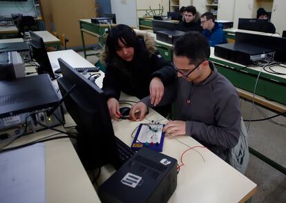 Alumnos del grado superior de Sistemas de telecomunicaciones e informática en el instituto Albert Einstein de Sevilla, la semana pasada.