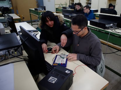 Alumnos del grado superior de Sistemas de telecomunicaciones e informática en el instituto Albert Einstein de Sevilla, la semana pasada.