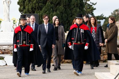 El presidente de la Generalitat de Cataluña, Salvador Illa, encabeza la ofrenda floral del Govern ante la tumba del expresidente catalán Francesc Macià, con motivo del 91º aniversario de su muerte.