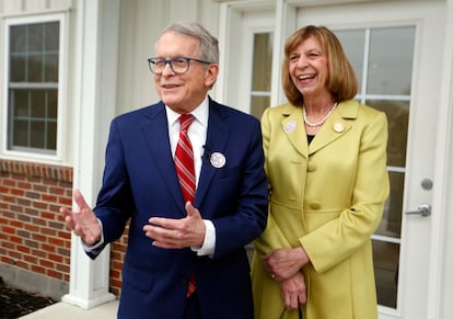 El gobernador de Ohio, Mike DeWine, con su esposa, Fran DeWine al acudir a votar este martes en la localidad de Cedarville