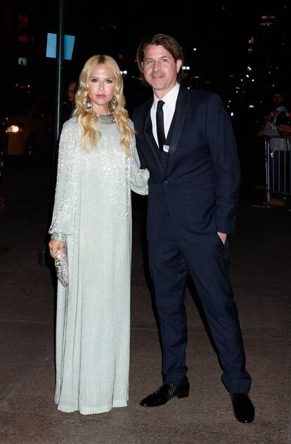 La estilista Rachel Zoe eligió un elegante vestido de color verde. Junto a ella, el productor Rodger Berman.