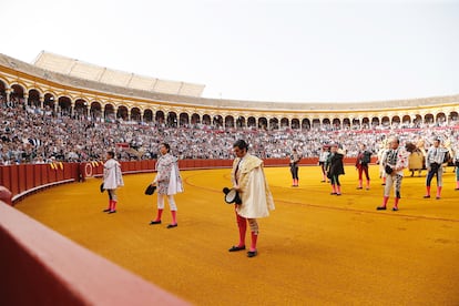 En primer término, de izquierda a derecha, El Juli, Roca Rey y Morante, el pasado Domingo de Resurrección en La Maestranza.