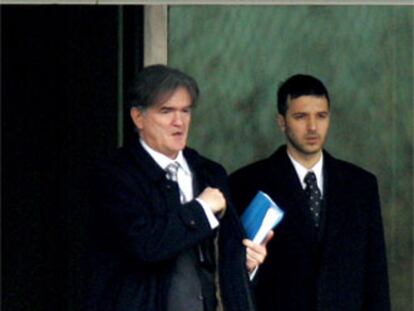 Marko, hijo de Slobodan Milosevic (derecha), sale del Instituto Forense holandés acompañado por uno de sus abogados.