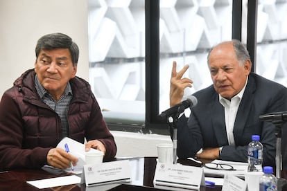 Juan Ramiro Robledo, presidente de la Comisión de Puntos Constitucionales, y el diputado Óscar Cantón, durante la Reunión Ordinaria de la Junta Directiva de la Comisión de Puntos Constitucionales de la Cámara de Diputados, el pasado 21 de junio. 
