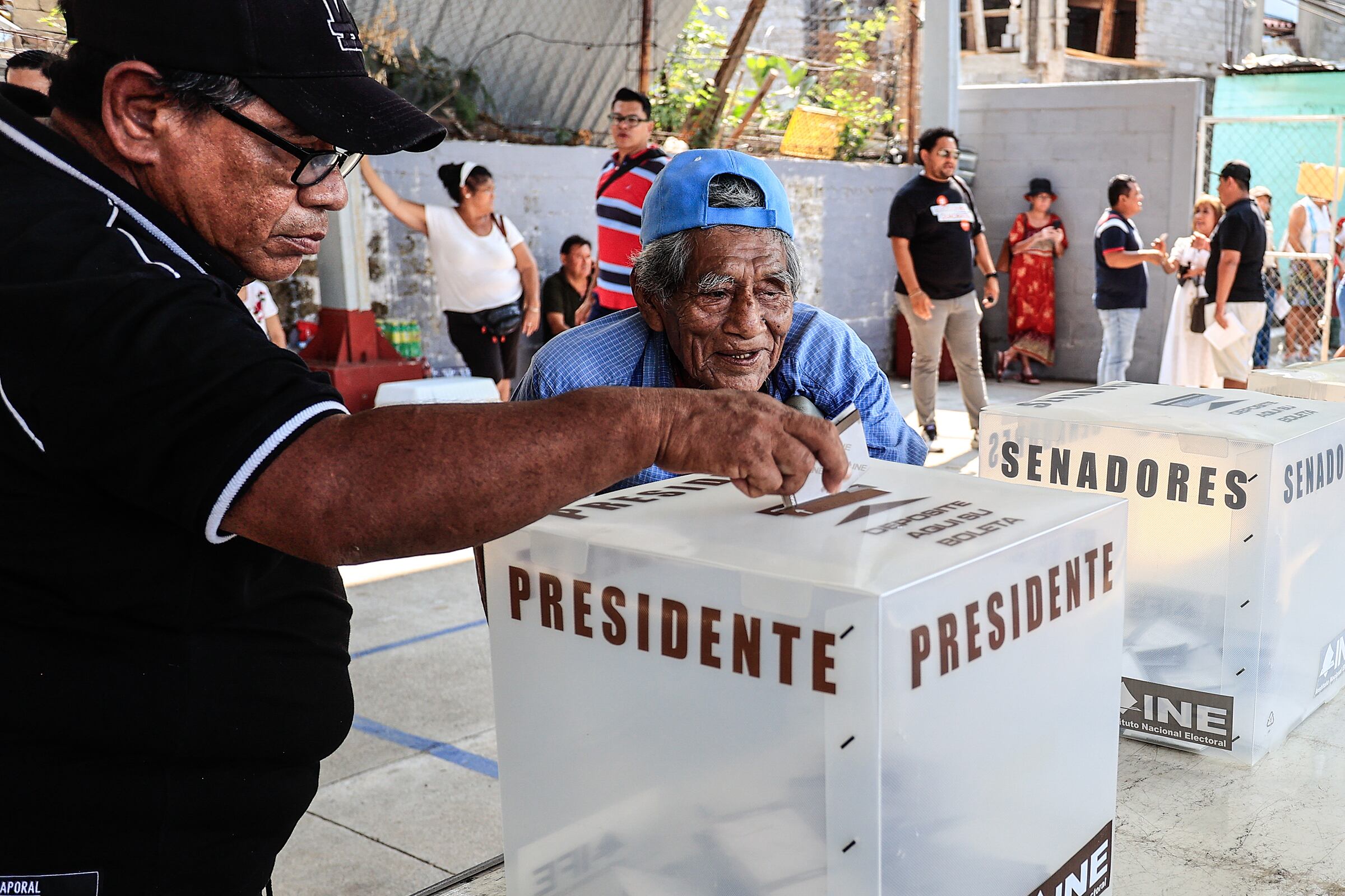 Ciudadanos votan en Acapulco (México), este domingo.