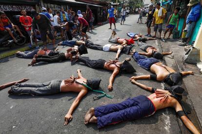 Penitentes participan en la flagelación este Jueves Santo, en la ciudad de Mandaluyong (Filipinas), el 18 de abril.