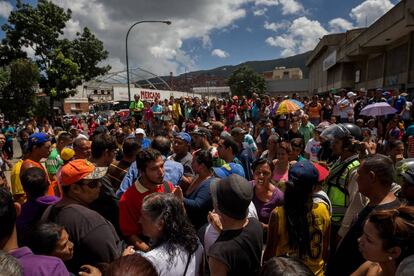 Personas protestan por comida en el popular sector de Catia, en Caracas