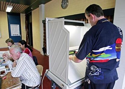Un elector holandés emite su voto para las elecciones europeas en una urna electrónica en Rotterdam.