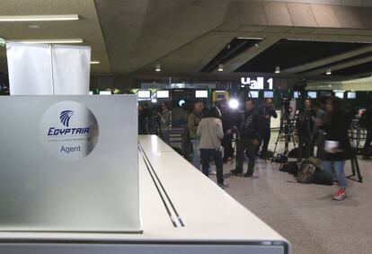 Periodistas esperan noticias del avión EgyptAir desaparecido, en el aeropuerto de Charles de Gaulle de París, el 19 de mayo de 2016.
