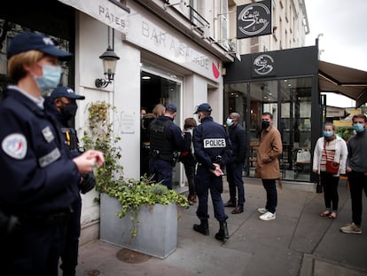 Policías en un control rutinario en restaurantes de Vincennes, cerca de París, este jueves.