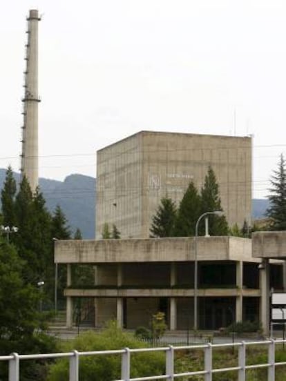 La cuenta atrás para la central nuclear de Santa María de Garoña (Burgos), la más antigua de España, ha comenzado, una vez que la empresa Nuclenor , propietaria de la instalación, anunciase el "cese definitivo de actividad" a partir de las 23:00 de ayer.