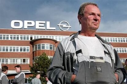 Un empleado de Opel ante las instalaciones de la empresa en Bochum (oeste de Alemania).