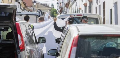 La polic&iacute;a cubre la zona del asesinato de una mujer en Olivares.