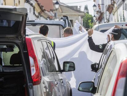 La polic&iacute;a cubre la zona del asesinato de una mujer en Olivares.