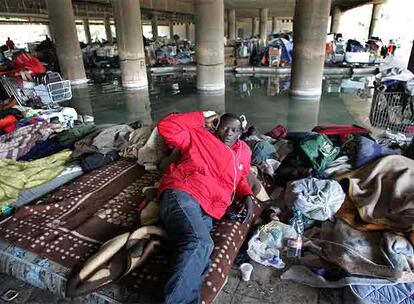 Aspecto que ofrecía ayer el refugio de decenas de inmigrantes bajo un puente del Turia, en Valencia.