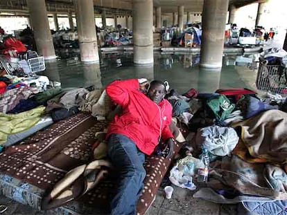 Aspecto que ofrecía ayer el refugio de decenas de inmigrantes bajo un puente del Turia, en Valencia.