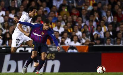 Dani Parejo y Coutinho, en un partido entre el Barça y el Valencia, este octubre.