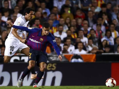 Dani Parejo y Coutinho, en un partido entre el Barça y el Valencia, este octubre.