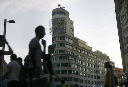 Autores: Luis Martínez-Feduchi y Vicente Eced. Gran Vía, 41. Sobre un solar en chaflán hacia la plaza del Callao, Luis Martínez-Feduchi y Vicente Eced levantaron un edificio inspirado en el racionalismo de los rascacielos neoyorquinos y el expresionismo alemán, como la proa de un buque abriéndose paso en la marea humana de la Gran Vía.