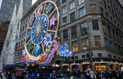 Instalación lumínica de Christian Dior en la fachada de los grandes almacenes Saks de la Quinta Avenida. 