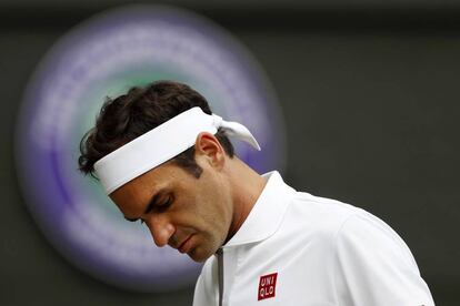 Federer, cabizbajo durante el partido contra Djokovic en Londres.