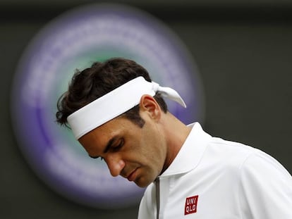 Federer, cabizbajo durante el partido contra Djokovic en Londres.