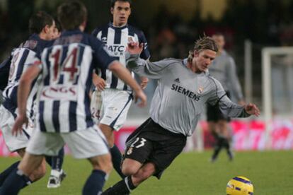 Beckham intenta llevarse el balón ante Garitano y Rekarte.